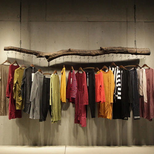 女装货架上的时尚艺术 陈列与服饰的完美融合