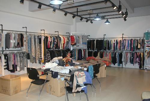 东莞坚果服饰 时尚潮流中的坚毅与活力